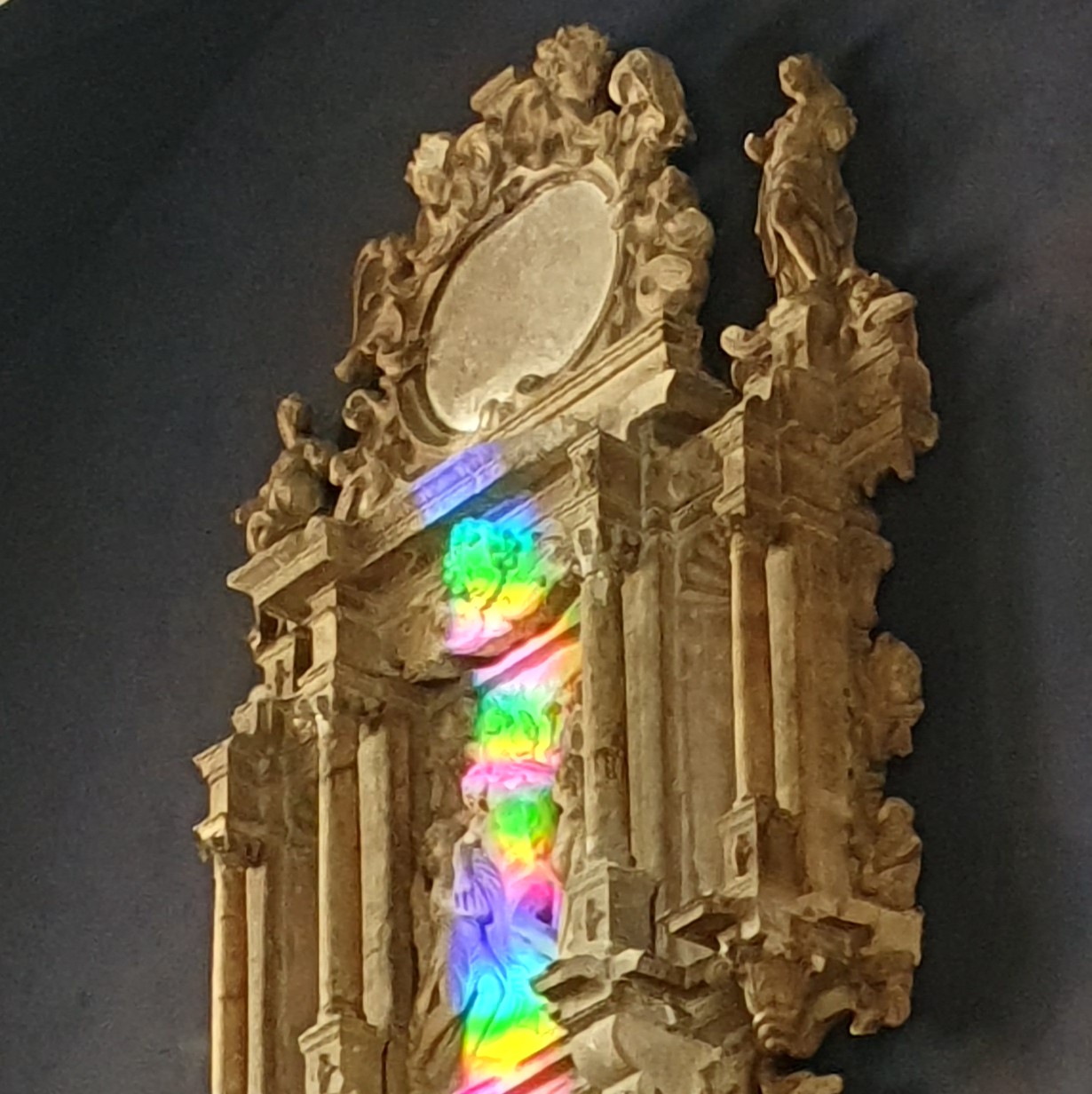 Regenbogenlicht in der Hospitalkirche Stuttgart